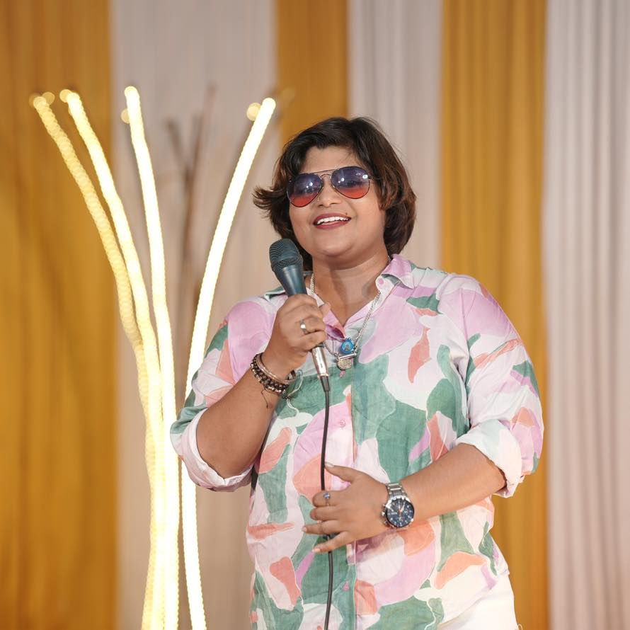 ബി​ഗ് ബോസ് മലയാളം സീസൺ ഏഴിൽ നിന്ന് കഴിഞ്ഞ ദിവസമാണ് അവതാരകയായ കെ ബി ശാരിക പുറത്തായത്. 'ഹോട് സീറ്റ്' എന്ന ഷോയിലൂടെ മൂർച്ചയേറിയ ചോദ്യങ്ങളുമായി സോഷ്യൽ മീഡിയയിൽ ശ്രദ്ധേയമായ ശാരികയ്ക്ക് ബിഗ് ബോസിൽ മികച്ച പ്രകടനങ്ങൾ കാഴ്ചവയ്ക്കാൻ സാധിച്ചില്ലെന്നാണ് പ്രേക്ഷകർ പറയുന്നത്. (Image Credits: Facebook)