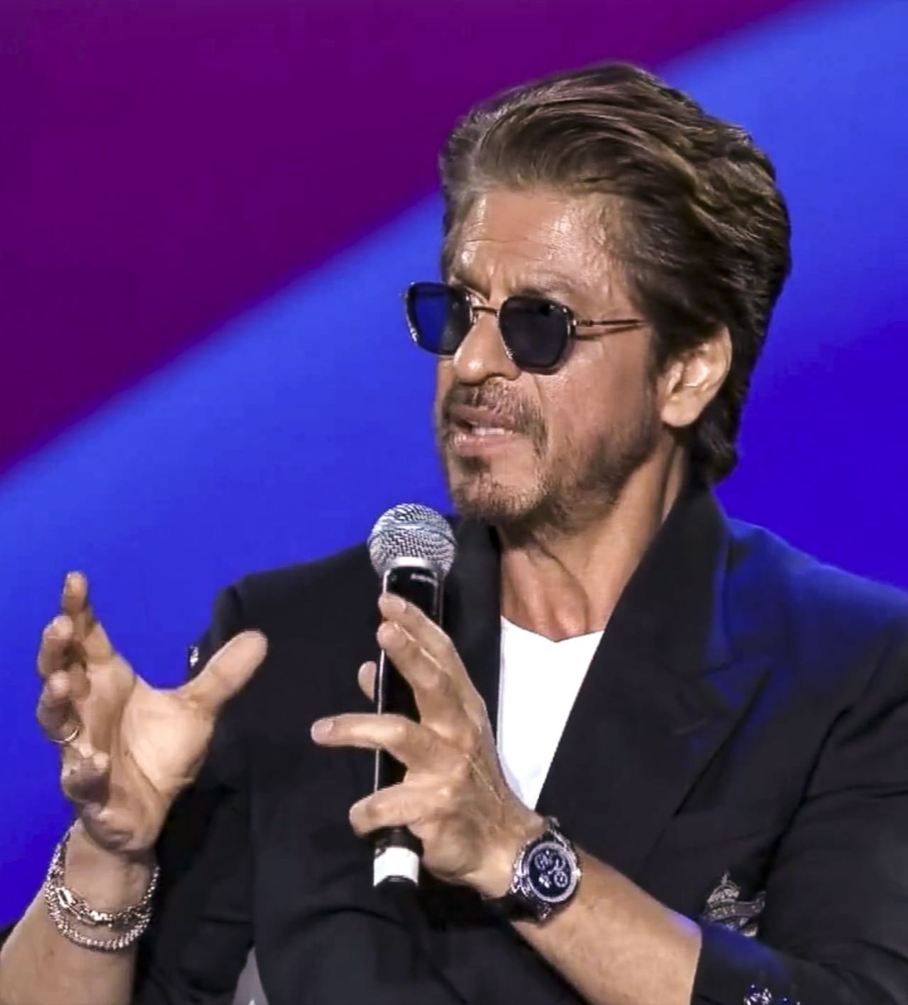 ഷാരുഖ് തന്റെ ഔദ്യോ​ഗിക എക്സ് അക്കൗണ്ടിൽ വരുന്ന അഭിനന്ദനങ്ങൾക്കെല്ലാം കൃത്യമായി മറുപടിയും നൽകുന്നുണ്ട്. ഇതിനിടെയിൽ നടൻ മോ​ഹൻലാൽ അഭിനന്ദനമറിയിച്ചതും ഷാരൂഖ് അതിനു നൽകിയ മറുപടിയുമാണ് ഇപ്പോൾ സോഷ്യൽ മീഡിയയിൽ വൈറലാകുന്നത്.