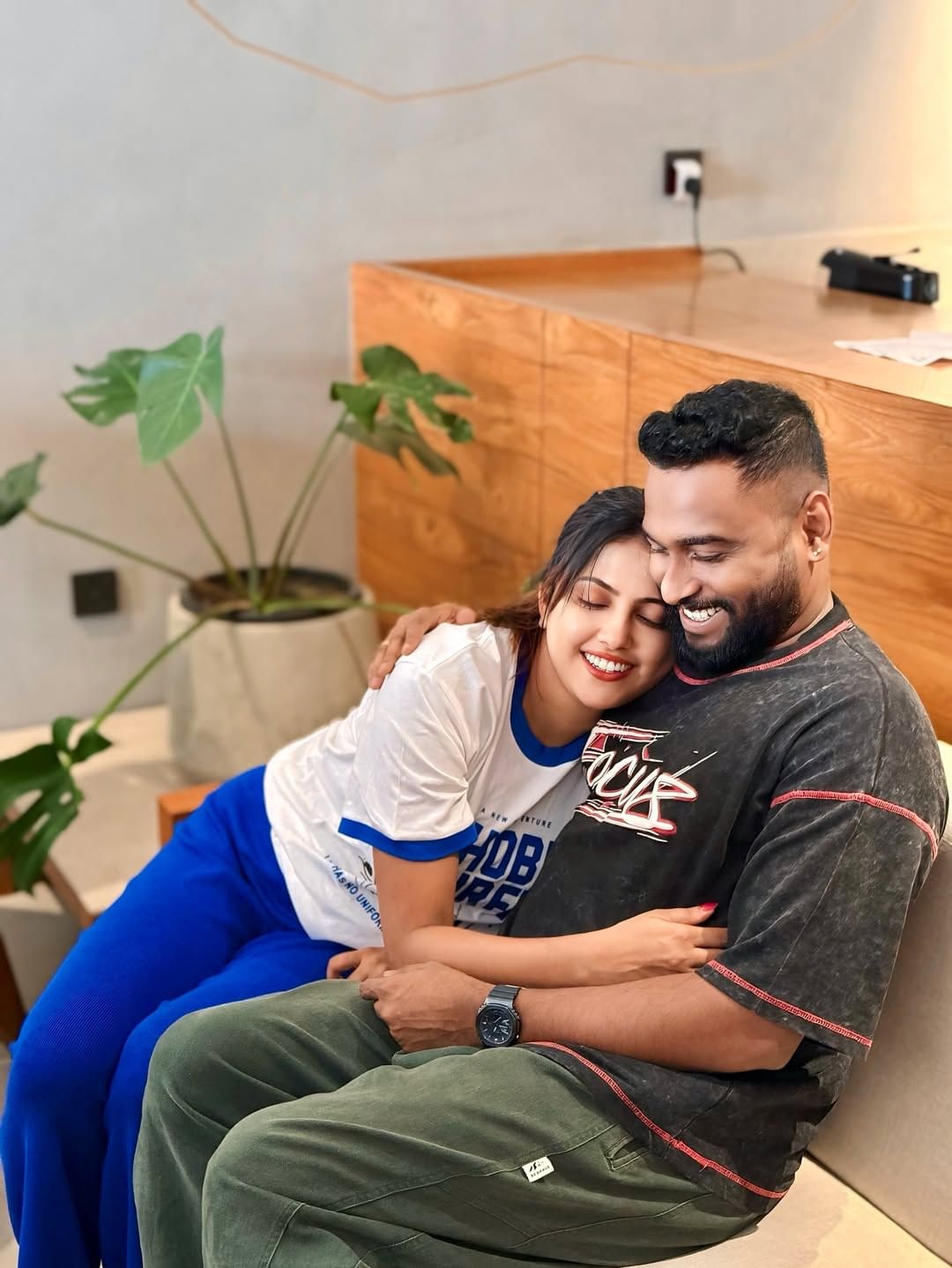 മൂവി വേൾഡ് മീഡിയക്കു നൽകിയ അഭിമുഖത്തിലാണ് രാഹുൽ മനസ് തുറന്നത്.കഴിഞ്ഞ എട്ട് വർഷമായി തനിക്ക് ഒരു കുറവും വരാതെ തന്നെ പൊന്നു പോലെ നോക്കിയത് ശ്രീവിദ്യയാണ് എന്നാണ് രാഹുൽ പറയുന്നത്. ഇപ്പോഴാണ് തനിക്ക് ശ്രീവിദ്യയെ തിരിച്ച് നോക്കാൻ കഴിയുന്നത്. 