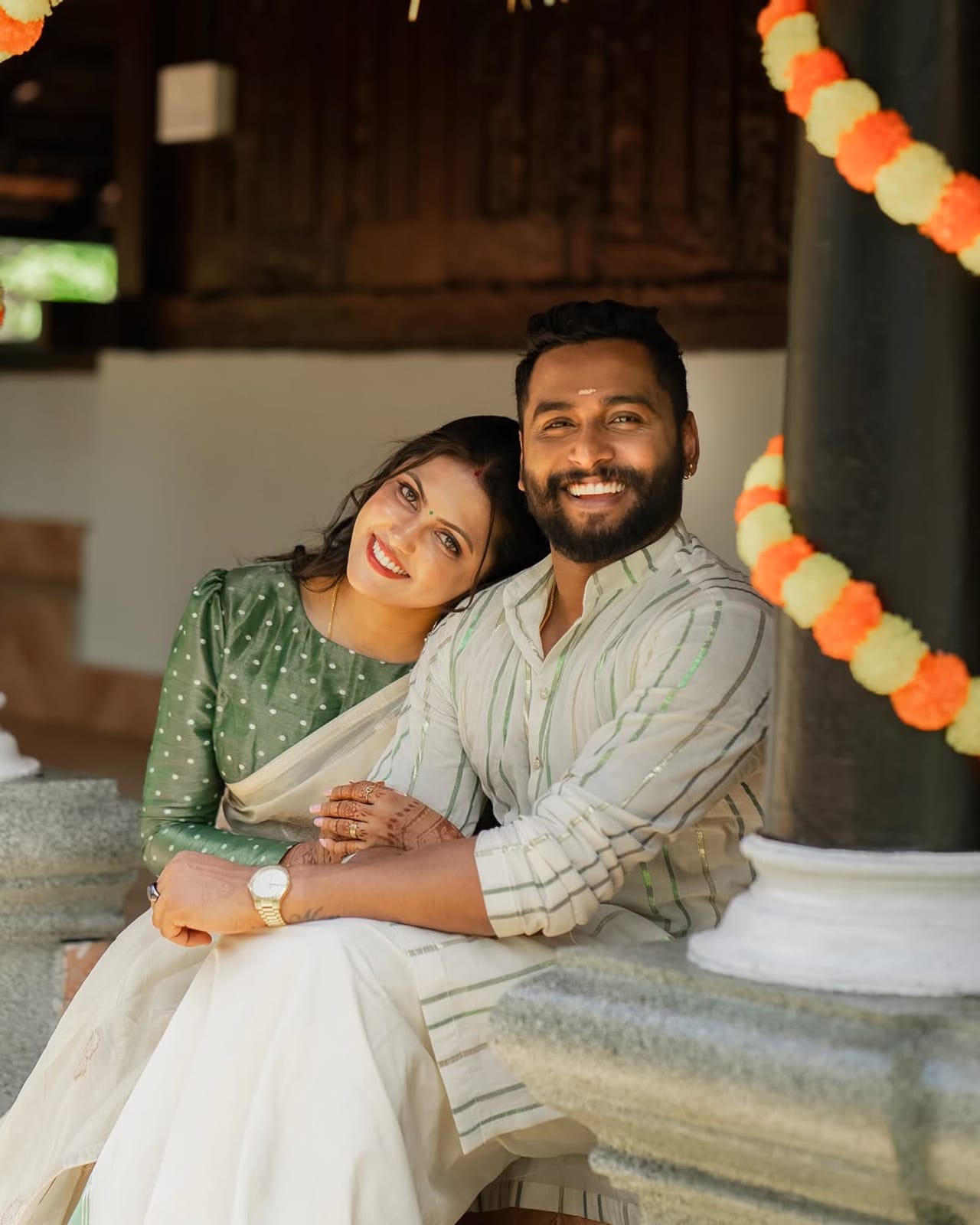 മലയാളി പ്രേക്ഷകർക്ക് ഏറെ സുപരിചിതരായ  താരദമ്പതികളാണ് ശ്രീവിദ്യ മുല്ലച്ചേരിയും രാഹുൽ രാമചന്ദ്രനും. മിനിസ്ക്രീൻ പ്രേക്ഷകരുടെ പ്രിയ താരമാണ് ശ്രീവിദ്യയെങ്കിൽ തന്റെ മിനിവ്ളോഗുകളിലൂടെ നിരവധി ആരാധകരാണ് സംവിധായകൻ രാഹുലിനുള്ളത്. ഇരുവരുടെയും വിശേഷങ്ങൾ സോഷ്യൽ മീഡിയയിലൂടെ പങ്കുവയ്ക്കാറുണ്ട്. (Image Credits:Instagram)