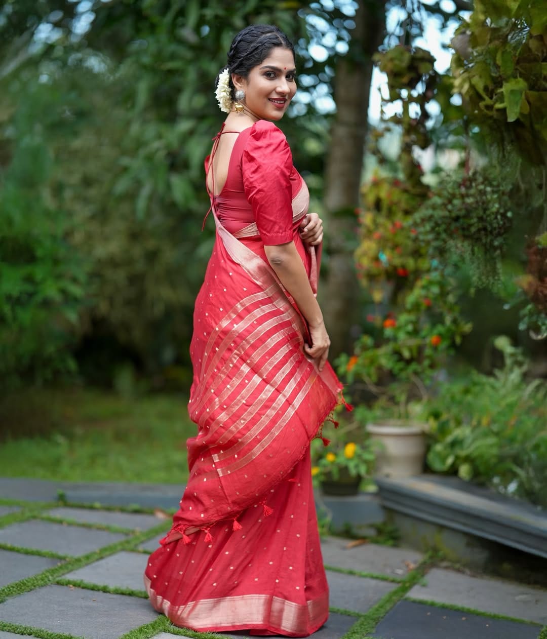 താലിയിടാന്‍ തനിക്കിഷ്ടമാണ്. ഇതെല്ലാം തന്റെ ഇഷ്ടങ്ങളാണ്. പറ്റുന്നത് പോലൊക്കെ താൻ ചെയ്യും എന്നാണ് സ്വാസിക പറയുന്നത്.അതുകൊണ്ട് തന്നെ വീട്ടിലിരിക്കുമ്പോൾ രാവില എഴുന്നേല്‍ക്കുമ്പോള്‍ സിന്ദൂരം തൊടും. കൗമാര പ്രായത്തിൽ തന്നെ കല്യാണം കഴിക്കാൻ ഇഷ്ടമാണ്.