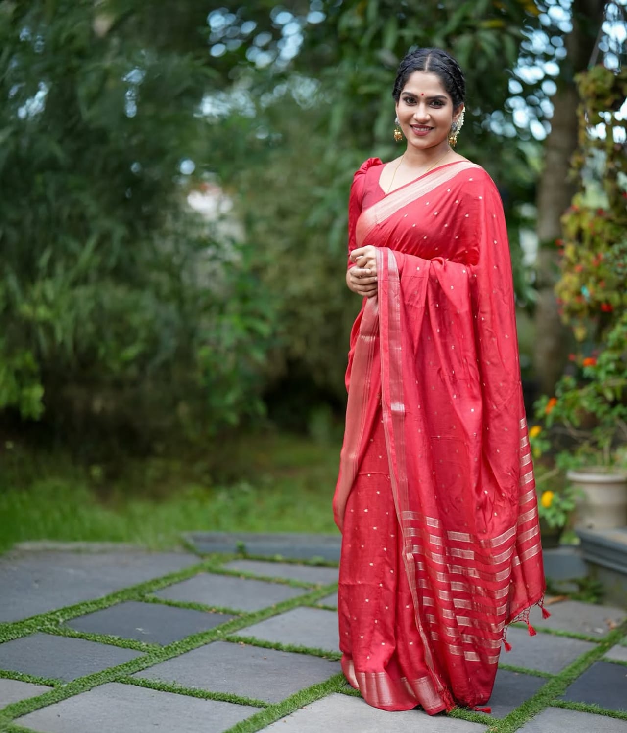 മലയാളി പ്രേക്ഷകർക്ക് ഏറെ പ്രിയങ്കരിയാണ് നടി സ്വാസിക. സിനിമകളിലൂടെയും സീരിയലുകളിലൂടെയും പ്രേക്ഷക ഹൃദയം കീഴടക്കിയ താരത്തിന്റെ വിശേഷങ്ങൾ അറിയാൻ ആരാധകർക്ക് ഏറെ താത്പര്യമാണ്. മലയാളത്തിനു പുറമെ മറ്റ് ഭാഷകളിലും ശ്രദ്ധേയമായി മാറിയിരിക്കുകയാണ് താരം ഇപ്പോൾ. (Image Credits:Instagram)