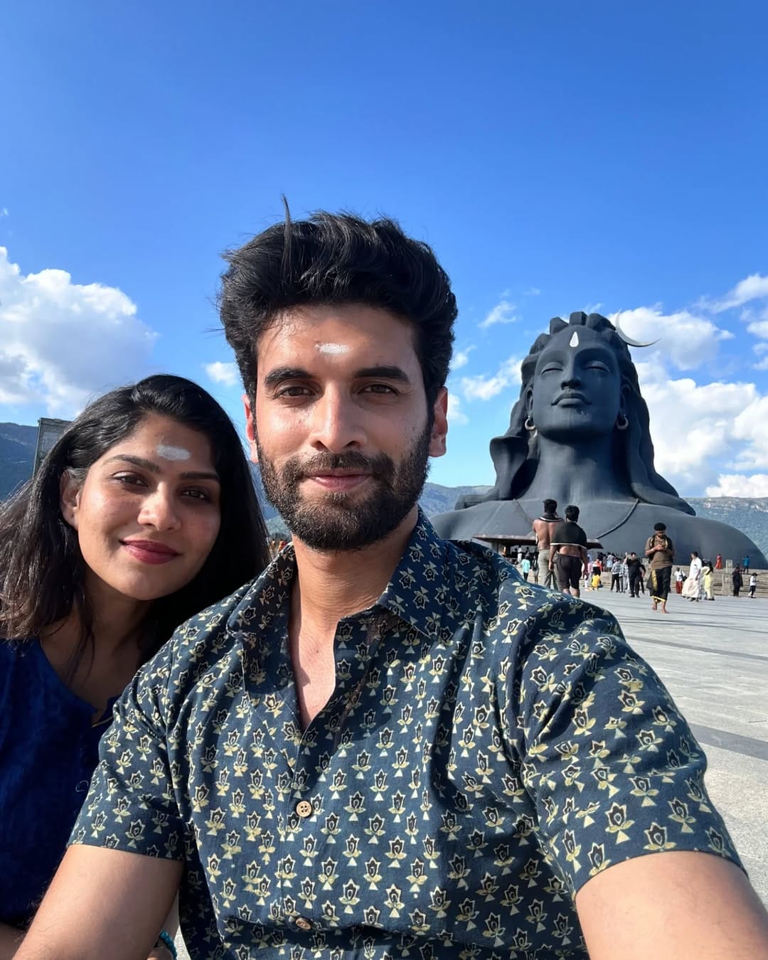  താന്‍ ഇതൊന്നും കാര്യമാക്കുന്നില്ലെന്നാണ് സ്വാസിക പറയുന്നത്.തനിക്ക് സിന്ദൂരം തൊടാനും താലിയിടാനുമൊക്കെ ഇഷ്ടമാണെന്നാണ് സ്വാസിക പറയുന്നത്. തന്റെ പുതിയ ചിത്രത്തിന്റെ പ്രൊമോഷന്റെ ഭാഗമായി മാധ്യമങ്ങളുമായി സംസാരിക്കുകയായിരുന്നു സ്വാസികയുടെ പ്രതികരണം.
