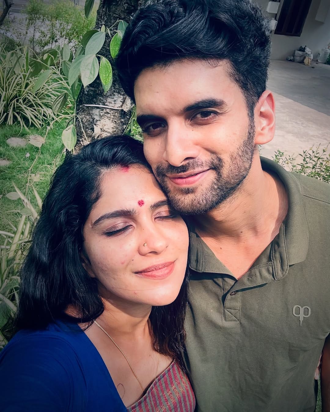 കുടുംബം, കുട്ടി, സിന്ദൂരം, താലി, കാല് പിടിക്കുന്ന കാര്യം ഒക്കെ തനിക്ക് ഇഷ്ടമാണ്. ആളുകള്‍ ട്രോളുന്നുവെന്ന് കരുതി  തന്റെ ഇഷ്ടങ്ങള്‍ മാറ്റില്ല. നിങ്ങള്‍ക്ക് തന്നെ ട്രോളാം വിമര്‍ശിക്കാം, കുലസ്ത്രീയെന്ന് വിളിക്കാം. പക്ഷെ സിന്ദൂരം ഇടുക, താലിയിടുക എന്നതൊക്കെ തന്റെ വ്യക്തിപരമായ ഇഷ്ടങ്ങളാണെന്നും താരം പറയുന്നു.