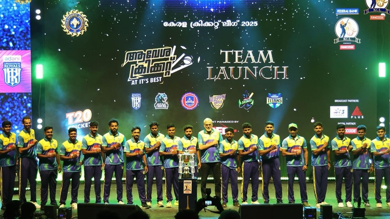 കേരള ക്രിക്കറ്റ് ലീഗ് (കെസിഎല്) സീസണ് 2 ടീം ലോഞ്ച് പൂര്ത്തിയായി. തിരുവനന്തപുരം നിശാഗന്ധി ഓഡിറ്റോറിയത്തിലായിരുന്നു പരിപാടി. ലീഗിലെ ആറു ടീമുകളെയും ചടങ്ങില് പരിചയപ്പെടുത്തി (Image: Thrissur Titans, Credits: facebook.com/KeralaCricketLeagueT20)
