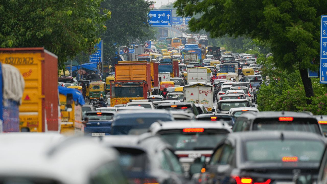 Bengaluru traffic Issue: വീണ്ടും വീണ്ടും ശ്വാസം മുട്ടാൻ വിധി... ബെംഗളൂരുവിൽ 7 മാസത്തിൽ ഇറങ്ങിയത് 4 ലക്ഷം വാഹനങ്ങൾ Bengaluru traffic Issue: വീണ്ടും വീണ്ടും ശ്വാസം മുട്ടാൻ വിധി... ബെംഗളൂരുവിൽ 7 മാസത്തിൽ ഇറങ്ങിയത് 4 ലക്ഷം വാഹനങ്ങൾ