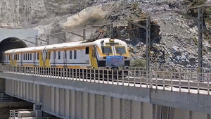 Train Robbery: ട്രെയിനിലെ തലയിണയും പുതപ്പും ആരാണ് മോഷ്ടിക്കുന്നത്? നിരീക്ഷണം ശക്തമാക്കി റെയിൽവേ