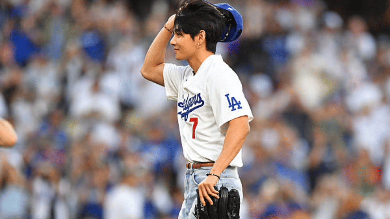 7ാം നമ്പർ ലോസ് ഏഞ്ചൽസ് ഡോഡ്ജേഴ്‌സ് ജേഴ്‌സി ധരിച്ചാണ് താരം എത്തിയത്. കൂടെ മങ്ങിയ നീല ജീൻസും ജോടിയാക്കി. നിരവധി പേരാണ് അദ്ദേഹത്തിന്റെ ഫാഷൻ സെൻസിനെ പ്രശംസിക്കുന്നത്. (Image Credit: Getty Images)