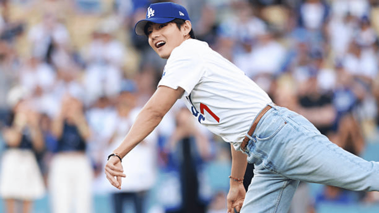 കായിക പരിപാടികളിൽ BTS വാർത്തകൾ സൃഷ്ടിക്കുന്നത് ഇതാദ്യമല്ല, BTS ന്റെ ജിൻ 2024 ലെ പാരീസ് ഒളിമ്പിക്സ് ടോർച്ച് റിലേയിൽ ദക്ഷിണ കൊറിയയ്ക്ക് വേണ്ടി ടോർച്ച് ബെയററായി എത്തിയിരുന്നു. (Image Credit: Getty Images)