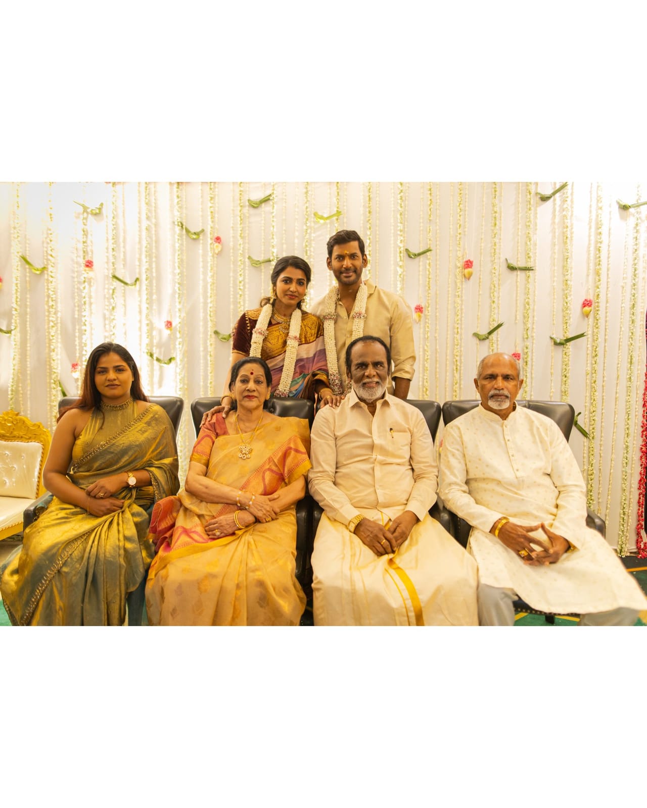 തമിഴ്നാടിൻ്റെ പരമ്പരാഗത വസ്ത്രങ്ങൾ ധരിച്ച് പരസ്പരം ചേർത്ത് പിടിച്ച് നിൽക്കുന്ന ചിത്രങ്ങളാണ് പുറത്തുവരുന്നത്. കൂടാതെ ഇരുവരും പരസ്പരം വിരലുകളിൽ മോതരം അണിയിക്കുന്നതിന്റേയും ചിത്രങ്ങൾ പങ്കുവെച്ചത്. കുടുംബാംഗങ്ങൾക്കൊപ്പമുള്ള ചിത്രവുമുണ്ട് പങ്കുവച്ചിട്ടുണ്ട്. വിവാഹനിശ്ചയം അറിയിച്ചുകൊണ്ടുള്ള വിശാലിന്റെ എക്‌സ് പോസ്റ്റിന് താഴെ നിരവധി പേരാണ് ആശംസകൾ അറിയിച്ച് എത്തിയിരിക്കുന്നത്. (Image Credits: X (Vishal)/ Instagram (Sai Dhanshika)