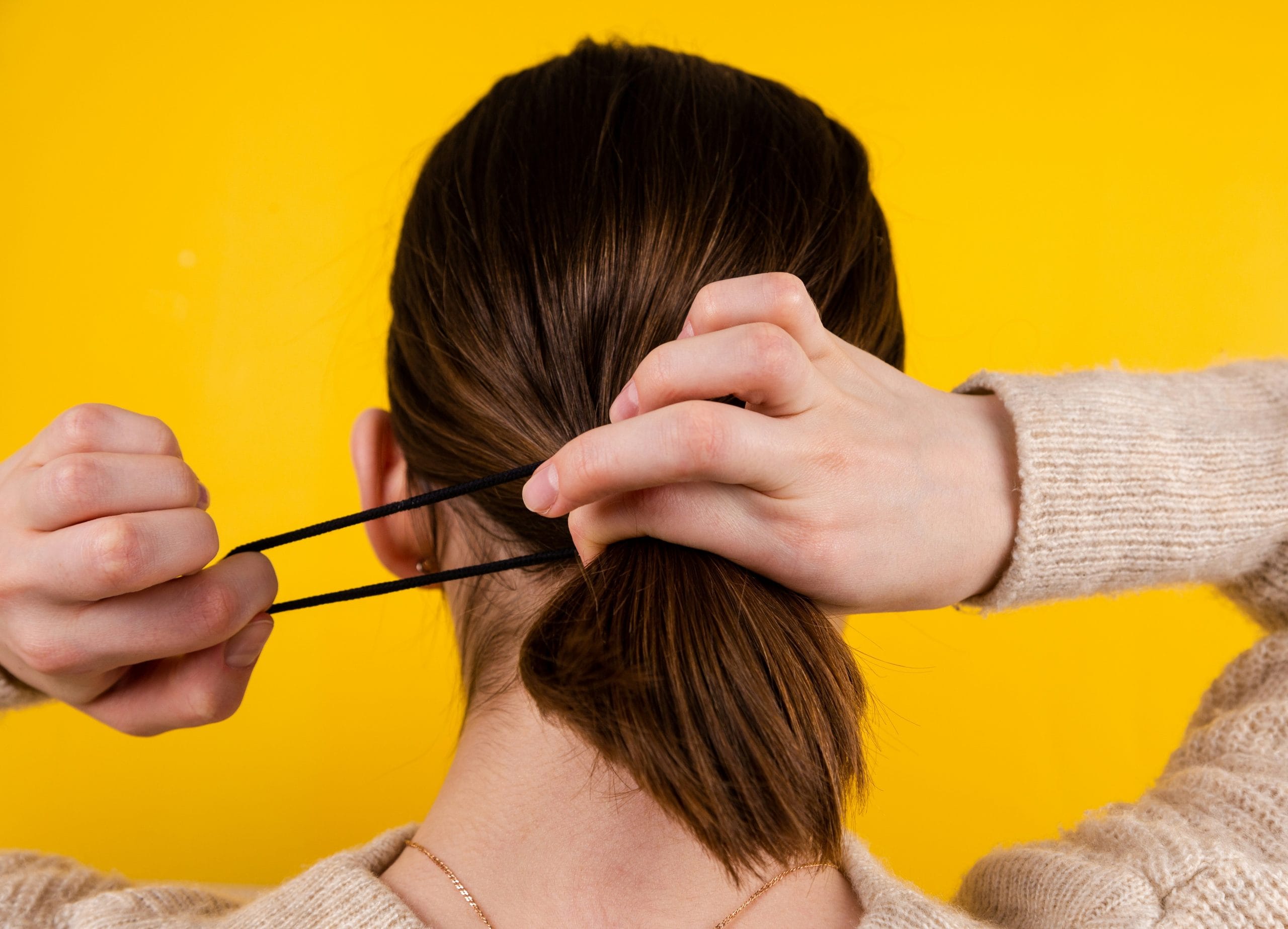 ഒരു കപ്പ് ബ്ലാക്ക് ടീ അല്ലെങ്കിൽ കടുപ്പത്തിൽ കട്ടൻ ചായ തയ്യാറാക്കുക. കുറഞ്ഞത് 15-20 മിനിറ്റെങ്കിലും നന്നായി തിളപ്പിക്കണം. എങ്കിൽ മാത്രമെ അത്രയും കടുപ്പത്തിലേക്ക് എവ കിട്ടുകയുള്ളൂ. ശേഷം ഇത് പൂർണമായും തണുപ്പിക്കാൻ അനുവദിക്കുക. തലമുടിയിൽ പുരട്ടുന്നതിനുമുമ്പ് ഇത് പ്രത്യേകം ശ്രദ്ധിക്കണം. (Image Credits: Unsplash)
