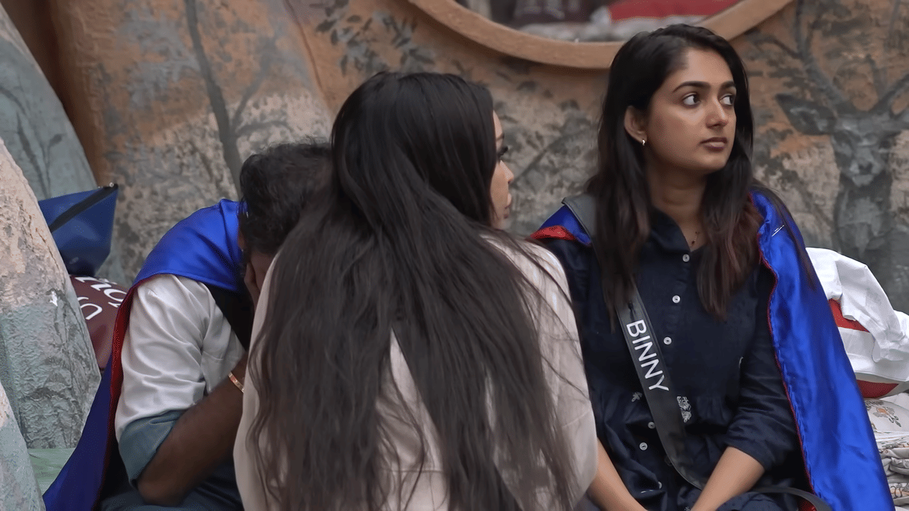 ഇത് ശ്രദ്ധിക്കാതെ ശരത് വീണ്ടും കരയുകയാണ്. ഇതിനിടെ അക്ബർ അവിടേക്ക് വന്ന് തുണികളും മറ്റും എടുക്കുന്നുണ്ട്. ഇതിനിടെ, "ചേട്ടൻ കരയുന്നത് കാണുമ്പോൾ അവർക്ക് ഫീലാവും" എന്ന് ബിന്നി പറയുന്നു. ഇതോടെ അക്ബറും അപ്പാനിയെ സമാധാനിപ്പിക്കാൻ അവിടെ ഇരിക്കുന്നു.