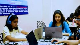 പാട്ടു കേട്ടുകൊണ്ട് പണിയെടുത്തോളൂ.... വളരെ നല്ലത് പാട്ടു കേട്ടുകൊണ്ട് പണിയെടുത്തോളൂ.... വളരെ നല്ലത്