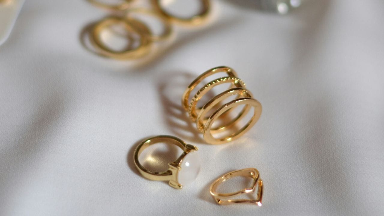 ജ്യോതിഷമനുസരിച്ച്, സ്വർണം ധരിക്കുന്നത് ഓരോ രാശിക്കാർക്കും വ്യത്യസ്ത ഫലങ്ങൾ നൽകുന്നു. സ്വർണം പ്രധാനമായും വ്യാഴം (Jupiter) എന്ന ​ഗ്രഹവുമായി ബന്ധപ്പെട്ടിരിക്കുന്നതിനാലാണിത്. വ്യാഴത്തിന്റെ സ്വാധീനം ഓരോ രാശിയെയും വ്യത്യസ്തമായി ബാധിക്കുന്നതുകൊണ്ടാണ് ഈ ഫലങ്ങൾ ഉണ്ടാകുന്നത്.