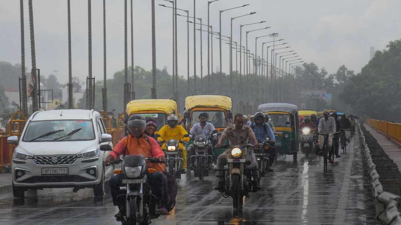 ബം​ഗാൾ ഉൾക്കടലിൽ ന്യൂനമർദ്ദം, മഴ കനക്കും. ഇത്തരം വാർത്തകൾ ഇപ്പോൾ സർവ്വ സാധാരണമാണ്. എന്നാൽ ന്യൂനമർദ്ദം വന്നാൽ എങ്ങനെ മഴ കനക്കും എന്ന് എപ്പോഴെങ്കിലും ചിന്തിച്ചിട്ടുണ്ടോ? ഒരു പ്രദേശത്തെ വായു ചൂടുപിടിച്ച് മുകളിലേക്ക് ഉയരുമ്പോൾ, അവിടെ ഒരു ന്യൂനമർദം രൂപപ്പെടുന്നു.