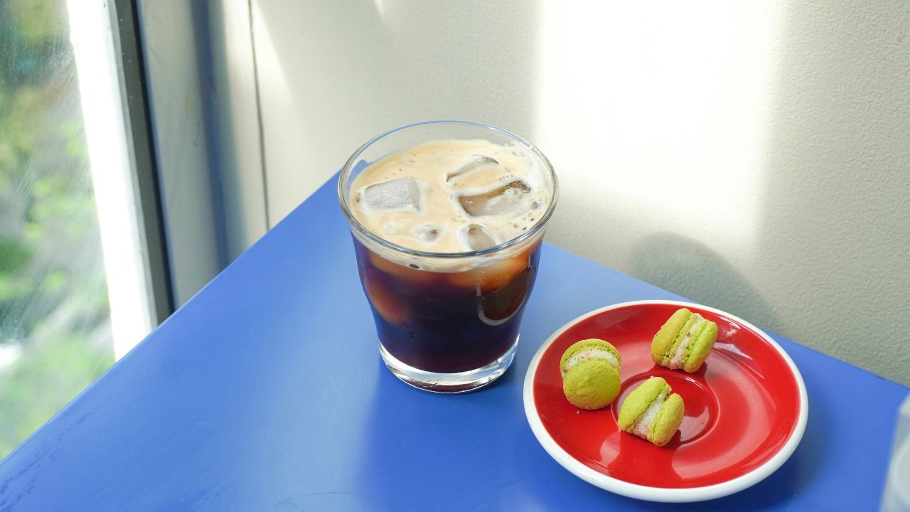 വിമാനത്തിൽ ഭക്ഷണം കഴിക്കുമ്പോൾ പലപ്പോഴും രുചി കുറവായും മടുപ്പിക്കുന്നതായും തോന്നാറുണ്ടോ? ഇതിനു പിന്നിൽ ചില ശാസ്ത്രീയ കാരണങ്ങളുണ്ട്. 