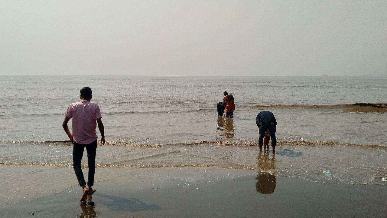 വിദ്യാർത്ഥികളെല്ലാം ശനിയും ഞായറും, നവരാത്രി ​ഗാന്ധിജയന്തി അങ്ങനെ നീളുന്ന നീണ്ട അവധി ആഘോഷിക്കാനുള്ള തയ്യാറെടുപ്പിലാണ്. എന്നാൽ വിദ്യാർത്ഥികൾക്ക് മാത്രമല്ല ഉദ്യോ​ഗസ്ഥർക്കും അവധിക്കാലമാണ് ഇപ്പോൾ. 