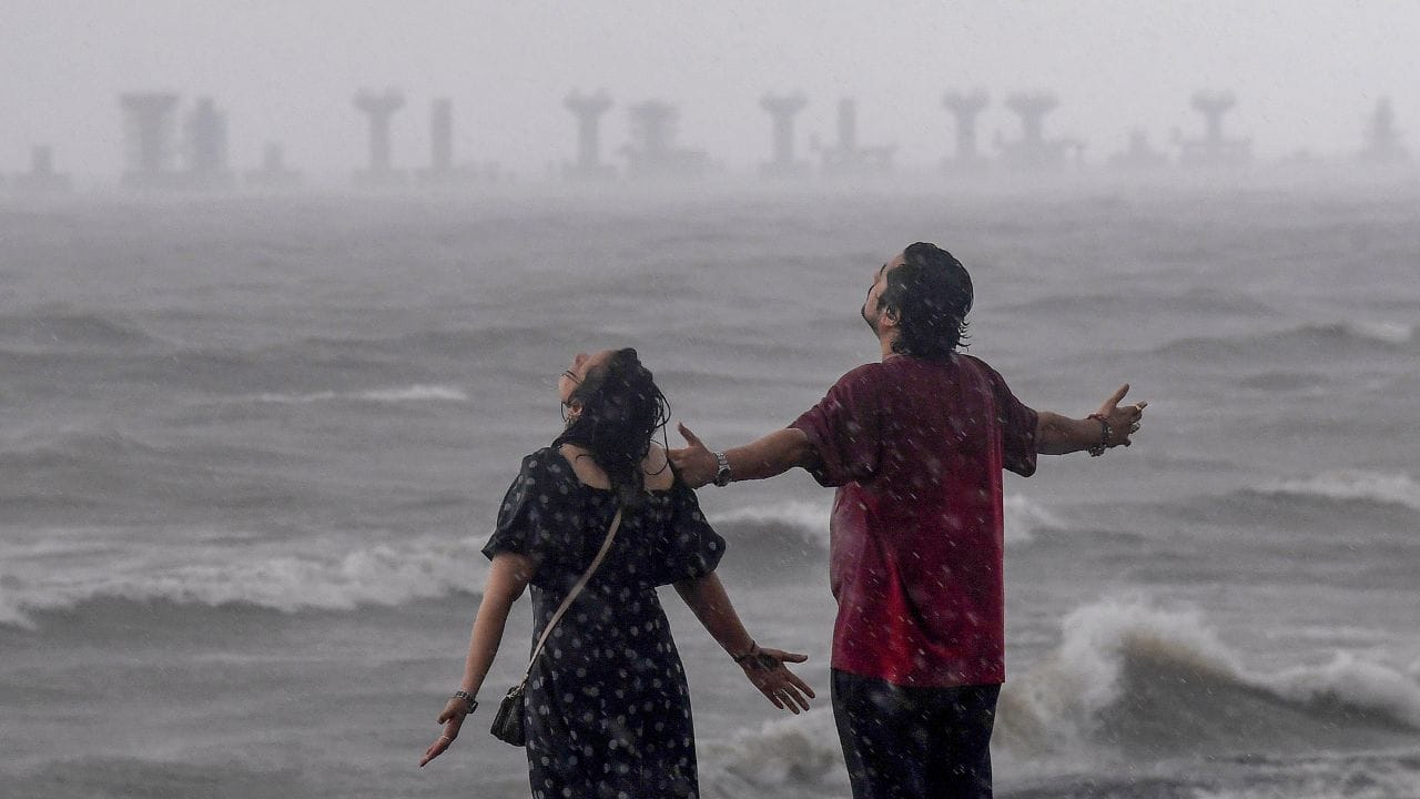 ഇന്നും സംസ്ഥാനത്ത് മഴയും വെയിലും ഇടവിട്ട് ലഭിക്കാൻ സാധ്യതയുണ്ട്. വരും ദിവസങ്ങളിൽ ഒറ്റപ്പെട്ട മഴയ്ക്കുള്ള സാധ്യത നിലനിൽക്കുന്നതായും കാലാവസ്ഥാ വകുപ്പ് അറിയിച്ചു.