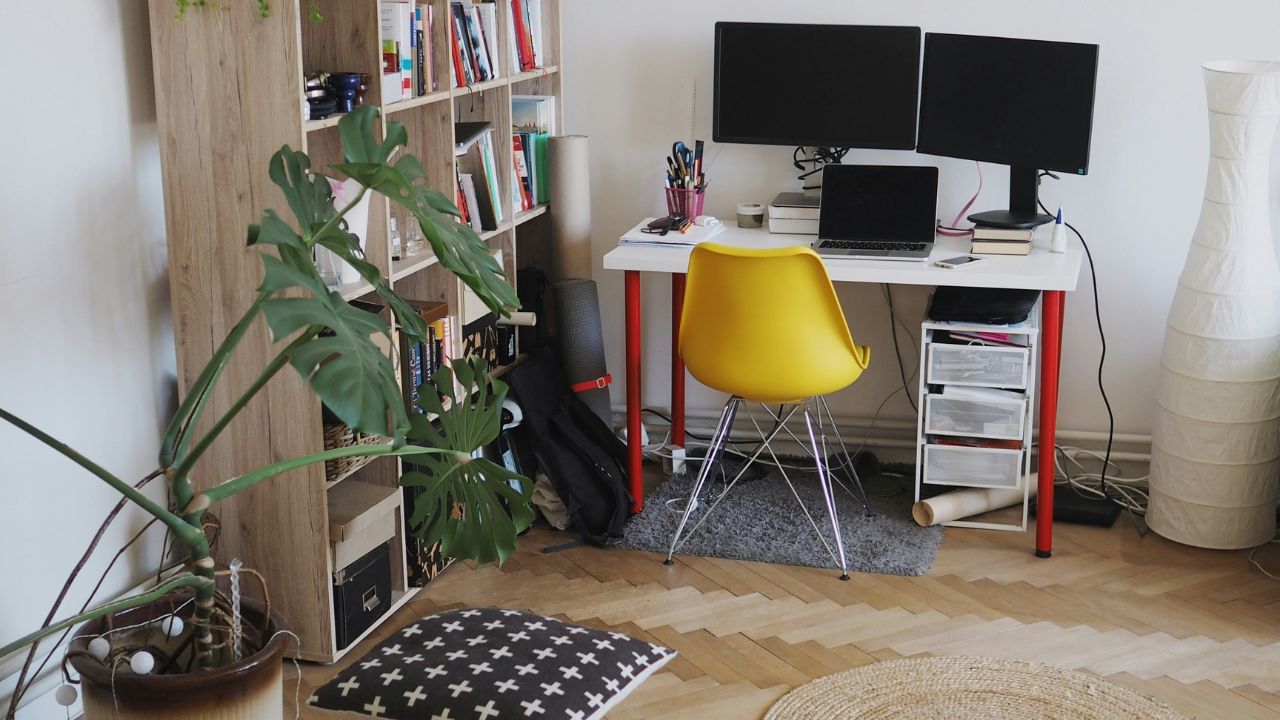 ഡെസ്ക് ജനലിന് അടുത്തായി സ്ഥാപിക്കുക. സ്വാഭാവിക വെളിച്ചം ലഭിക്കുന്നത് ഉത്പാദനക്ഷമതയും മാനസികാവസ്ഥയും വർദ്ധിപ്പിക്കും. കൂടാതെ, ഓഫീസ് മുറിയിൽ ചെടികൾ വെക്കുന്നത് വായു ശുദ്ധീകരിക്കാനും സമ്മർദ്ദം കുറയ്ക്കാനും സഹായിക്കും.