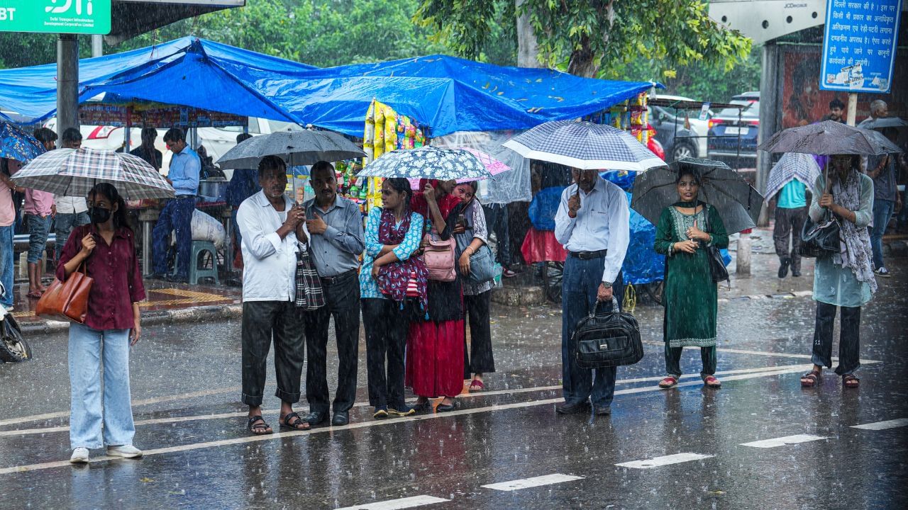 ഉപഗ്രഹങ്ങൾ, റഡാറുകൾ, ഓട്ടോമാറ്റിക് കാലാവസ്ഥാ കേന്ദ്രങ്ങൾ എന്നിവിടങ്ങളിൽ നിന്ന് താപനില, കാറ്റിന്റെ ദിശ, ഈർപ്പം, അന്തരീക്ഷ മർദ്ദം തുടങ്ങിയ വിവരങ്ങൾ ശേഖരിക്കുന്നു. ഈ വിവരങ്ങളാണ് മഴ പ്രവചനത്തിന്റെ അടിസ്ഥാനം.
