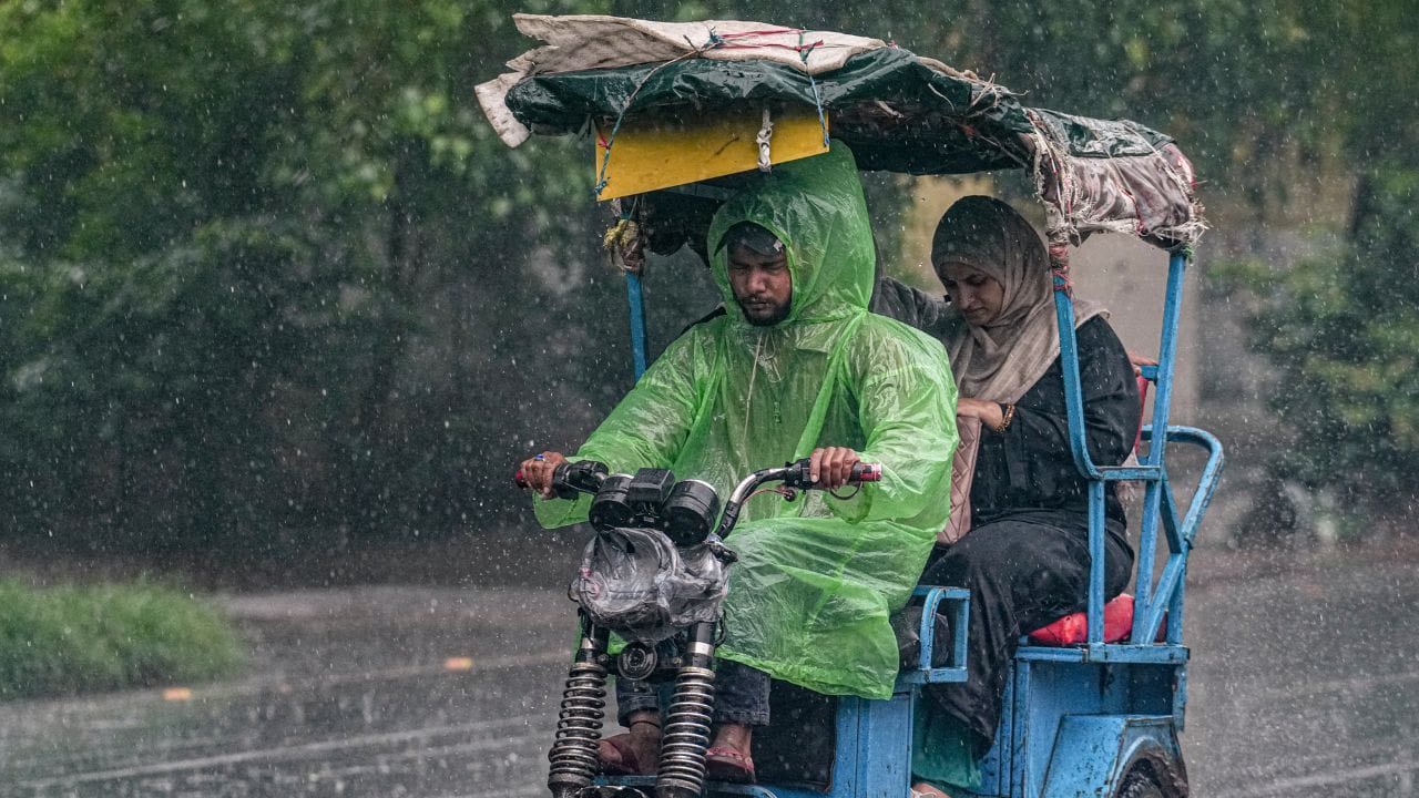 കേരളത്തിൽ മഴ തുടരുന്ന സാഹചര്യത്തിൽ വരുന്ന 3 ദിവസങ്ങളിൽ മഞ്ഞ അലർട്ട് പ്രഖ്യാപിച്ചിരിക്കുകയാണ് കേന്ദ്ര കാലാവസ്ഥാ വകുപ്പ്.