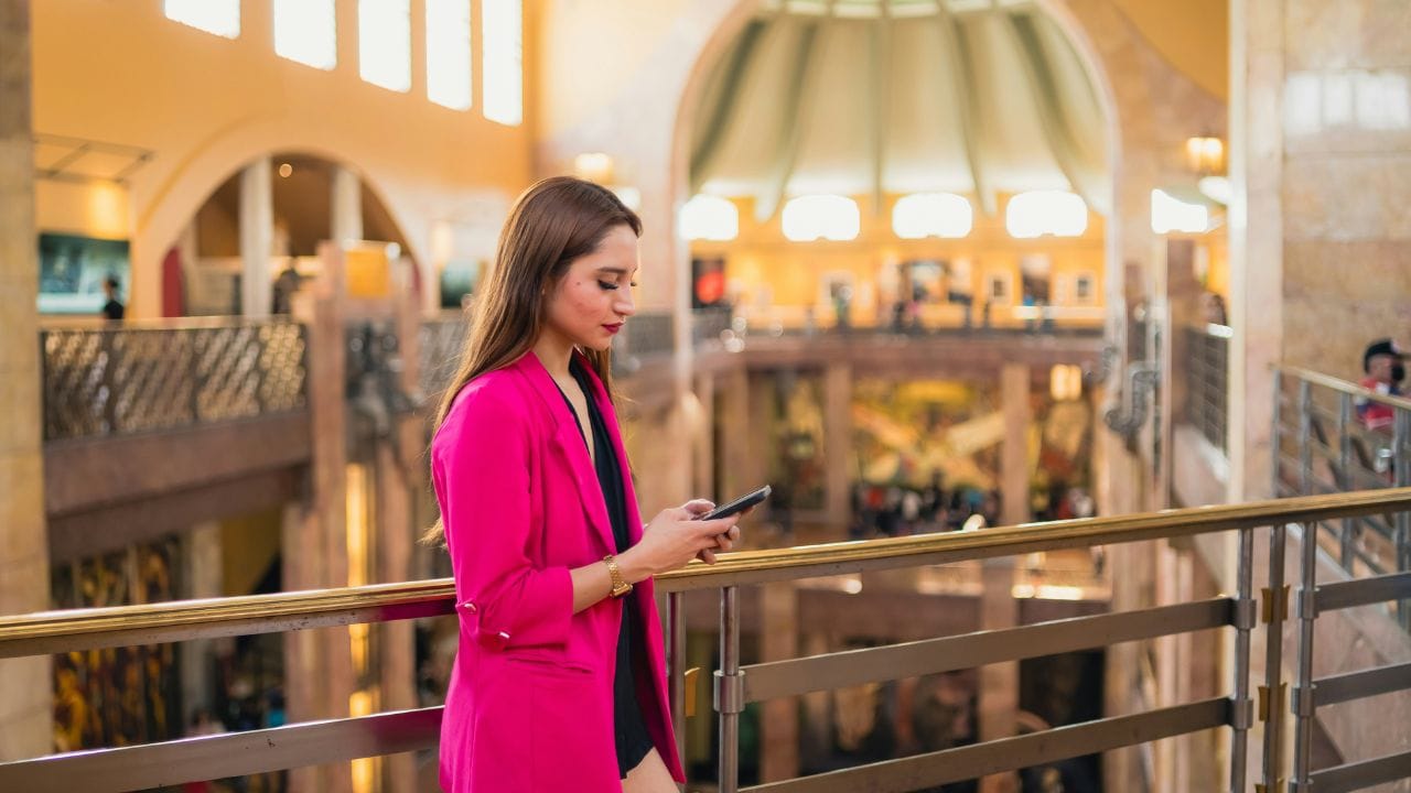 കൂടുതൽ സമയം ഫോണിൽ നോക്കി ഇരിക്കുന്നത് മാനസികമായി മാറ്റങ്ങൾ നമ്മൾ അറിയാതെ തന്നെ ഉണ്ടാക്കുന്നുണ്ട്. ഇത് വിഷാദം, ഉത്കണ്ഠ, മറ്റ് മാനസികാവസ്ഥാ വ്യതിയാനങ്ങൾ എന്നിവയുമായി ബന്ധപ്പെട്ടിരിക്കുന്നു. 