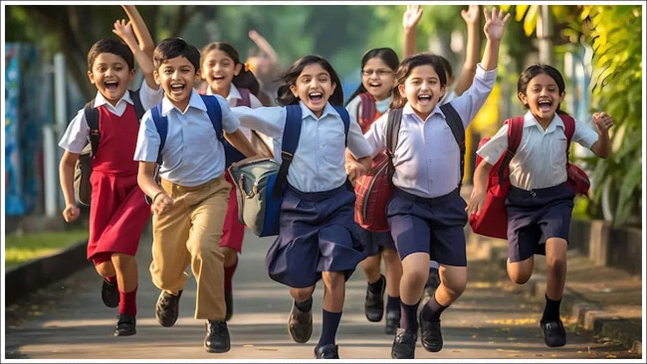 സെപ്റ്റംബർ 27, 28 തീയതികൾ ഞായറാഴ്ചയും ശനിയാഴ്ചയും ആണ്. സ്വാഭാവികമായും ഈ ദിവസങ്ങളിൽ സ്കൂളുകൾക്ക് അവധിയാണ്. പിന്നാലെ വരുന്ന 29 ആം തീയതി തിങ്കളാഴ്ച ക്ലാസ് ഉണ്ട്. എന്നാൽ സമാധാനത്തോടെ പോകാം മുപ്പതാം തീയതി പൂജ വയ്ക്കും. 