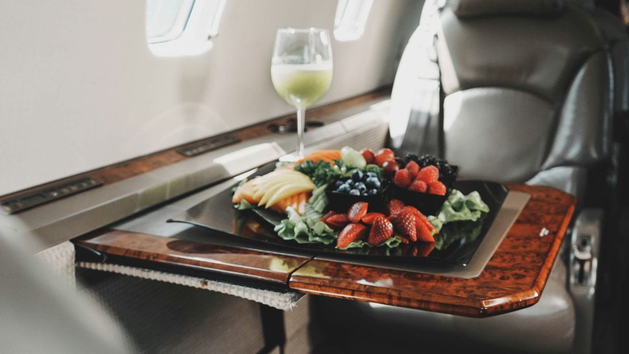 വിമാനം 33,000 മുതൽ 42,000 അടി വരെ ഉയരത്തിൽ പറക്കുമ്പോൾ, നമ്മുടെ മസ്തിഷ്ക കോശങ്ങൾ രുചി തിരിച്ചറിയുന്നതിൽ വ്യത്യസ്തമായി പ്രതികരിക്കുന്നു. ഇത് ഭക്ഷണത്തിന് മടുപ്പുള്ള രുചി നൽകാൻ ഒരു പ്രധാന കാരണമാണ്.