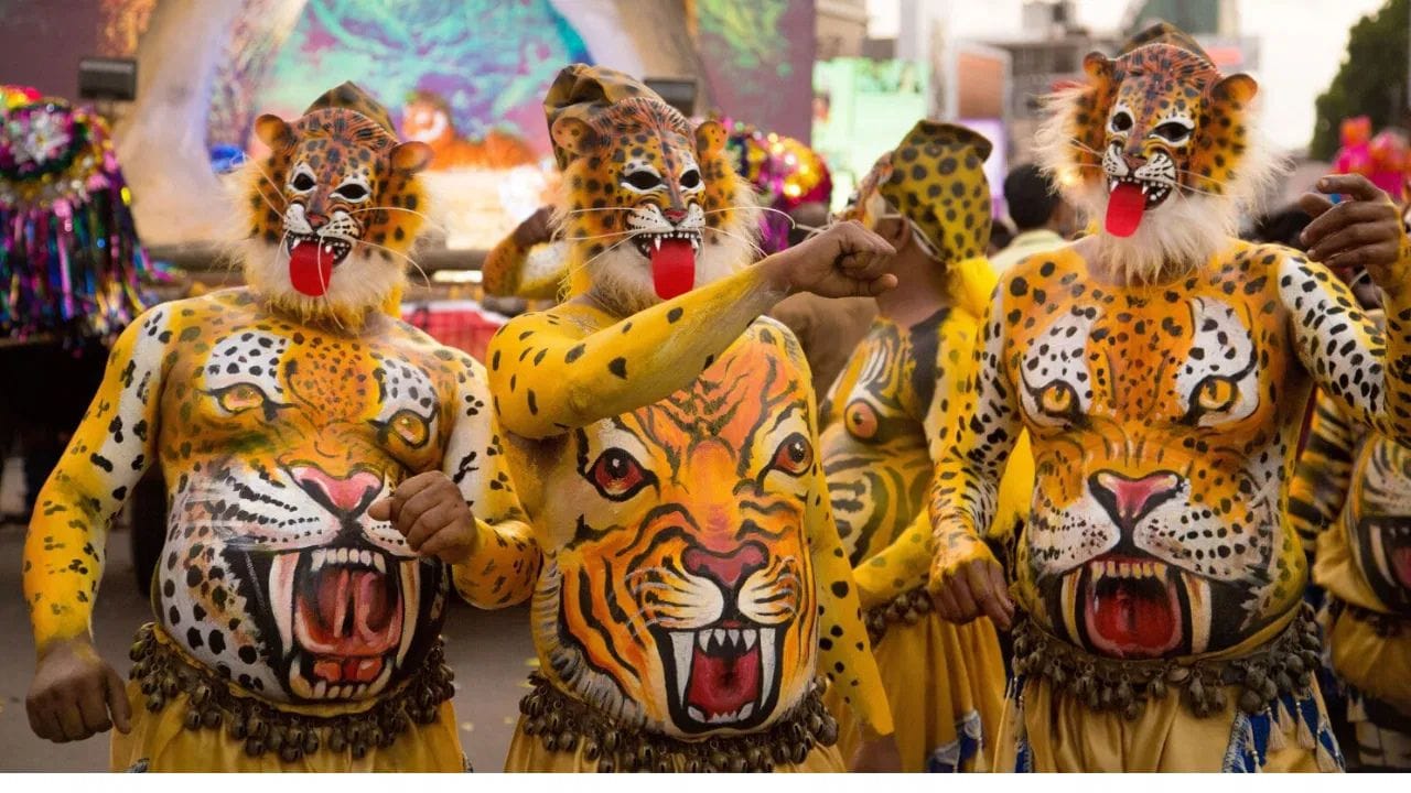 പുലിക്കളിയുടെ പ്രധാന പ്രകടനങ്ങളെല്ലാം നടക്കുന്നത് തൃശൂര്‍ സ്വരാജ് റൗണ്ടിലാണ്. ഈ കാഴ്ച കാണാന്‍ ആയിരക്കണക്കിന് ആളുകളാണ് ഇവിടെ തടിച്ചുകൂടുന്നത്.