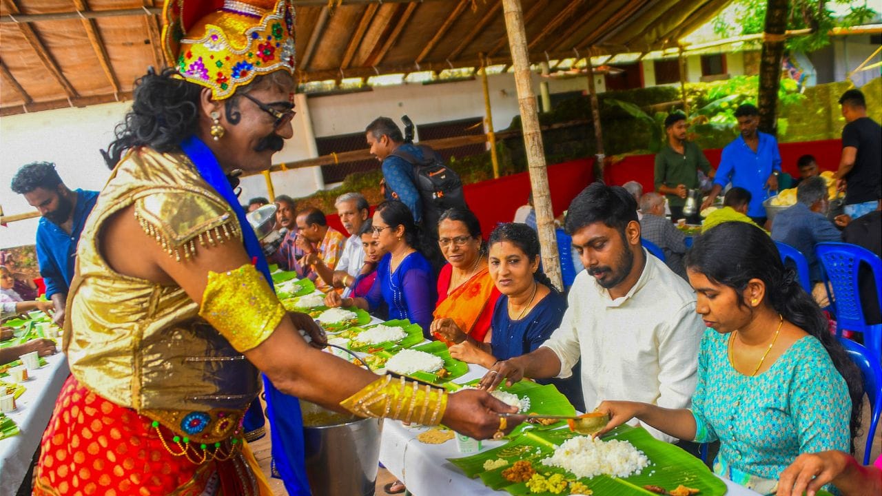 പൂക്കളത്തിൽ വർണ്ണപുഷ്പങ്ങൾ നിറയും പോലെ നിങ്ങളുടെ ജീവിതത്തിലും സന്തോഷം നിറയട്ടെ മൂലം ദിനാശംസകൾ