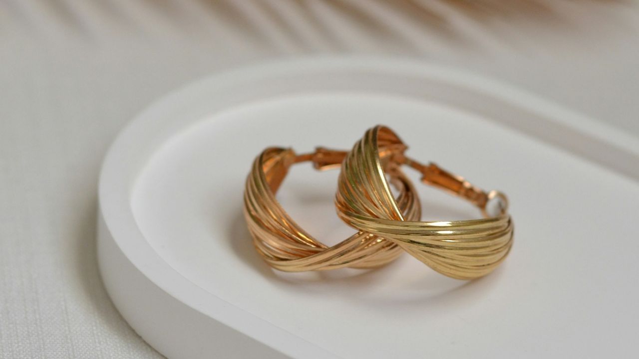 കർക്കിടകം, മീനം, കുംഭം, മകരം എന്നീ രാശിക്കാർ സ്വർണം ധരിക്കുന്നത് നല്ലതല്ലെന്ന് ചില ജ്യോതിഷികൾ പറയുന്നു. ഈ രാശികളുടെ ​ഗ്രഹനാഥന്മാർ വ്യാഴവുമായി യോജിക്കുന്നവരല്ലാത്തതിനാലാണ് ഇത്.