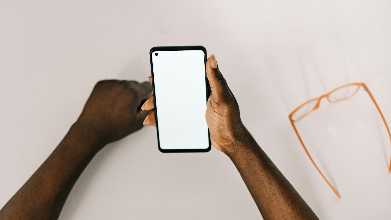 അമിതമായ സ്ക്രീൻ ഉപയോഗം പ്രത്യേകിച്ച് കുട്ടികളിൽ, അവരുടെ ബൗദ്ധിക വികാസത്തെ ദോഷകരമായി ബാധിക്കും.