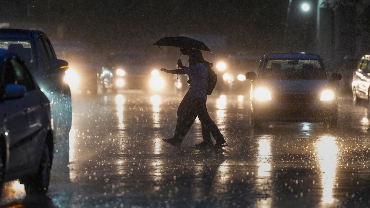  മുകളിലേക്ക് ഉയരുന്ന ഈർപ്പമുള്ള വായു തണുക്കുകയും, അതിലെ നീരാവി ജലകണങ്ങളായി ഘനീഭവിച്ച് മേഘങ്ങൾ രൂപംകൊള്ളുകയും ചെയ്യുന്നു.