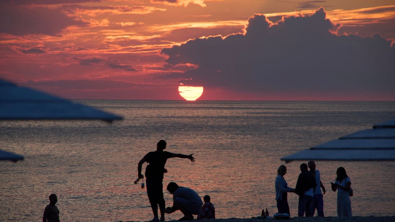 ഒക്ടോബർ ഒന്നും രണ്ടും അവധി തന്നെയാണ്. ഒക്ടോബർ ഒന്നിന് പൂജവെപ്പിന്റെ അവധി ആണെങ്കിൽ ഒക്ടോബർ രണ്ടിനും ഗാന്ധിജയന്തിയാണ് കാരണം.ഒക്ടോബർ 3 വീണ്ടും പ്രവർത്തി ദിവസം. പക്ഷേ വിഷമിക്കേണ്ട അന്ന് വെള്ളിയാഴ്ചയാണ്. 