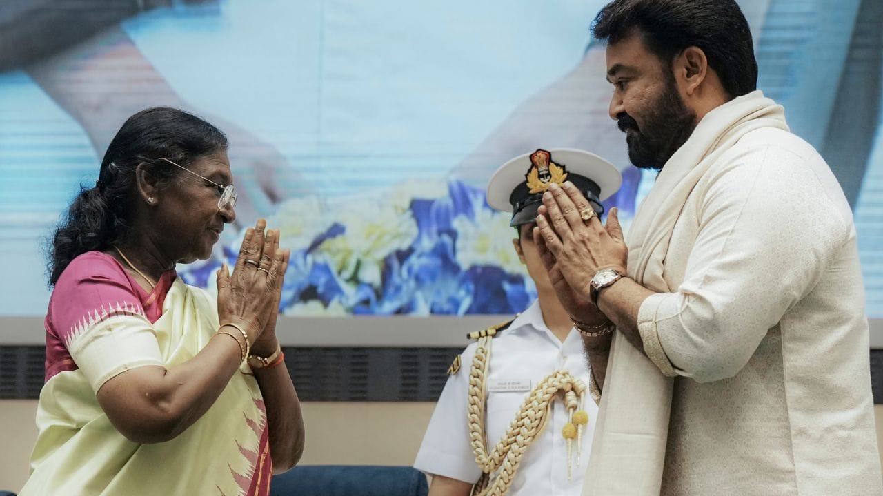 ദാദാസാഹേബ് ഫാൽക്കെ പുരസ്കാരം നേടുന്ന രണ്ടാമത്തെ മലയാളിയാണ് മോഹൻലാൽ. 2004-ൽ ഈ പുരസ്‌കാരം അടൂർ ഗോപാലകൃഷ്ണനും ലഭിച്ചിട്ടുണ്ട്.