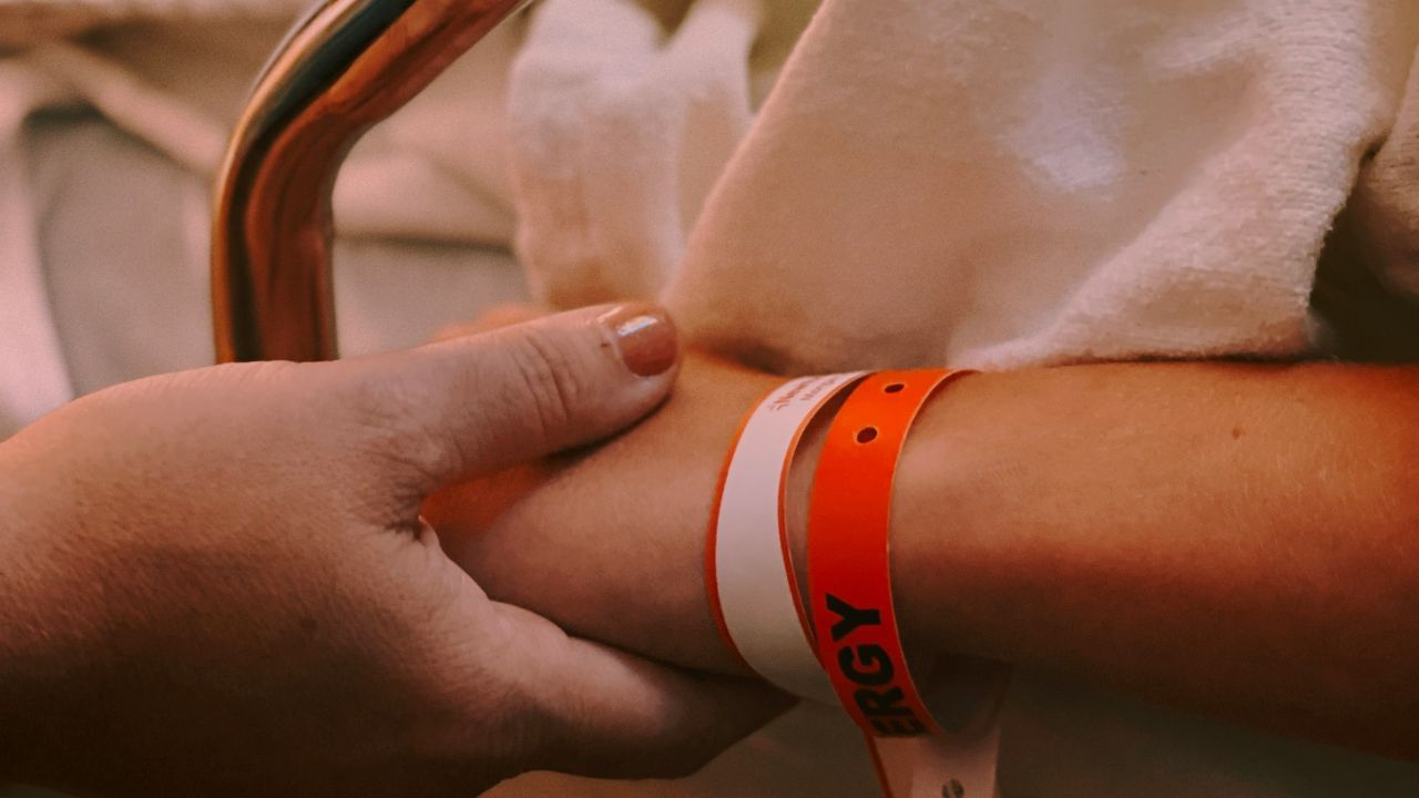 I - Invitation (ക്ഷണിക്കൽ): വാർത്ത അറിയിക്കാൻ തുടങ്ങുന്നതിനു മുൻപ്, അവർക്ക് അസുഖത്തിന്റെ മുഴുവൻ വിവരങ്ങളും അറിയാൻ താല്പര്യമുണ്ടോ എന്ന് ചോദിച്ച് ഉറപ്പു വരുത്തുക.