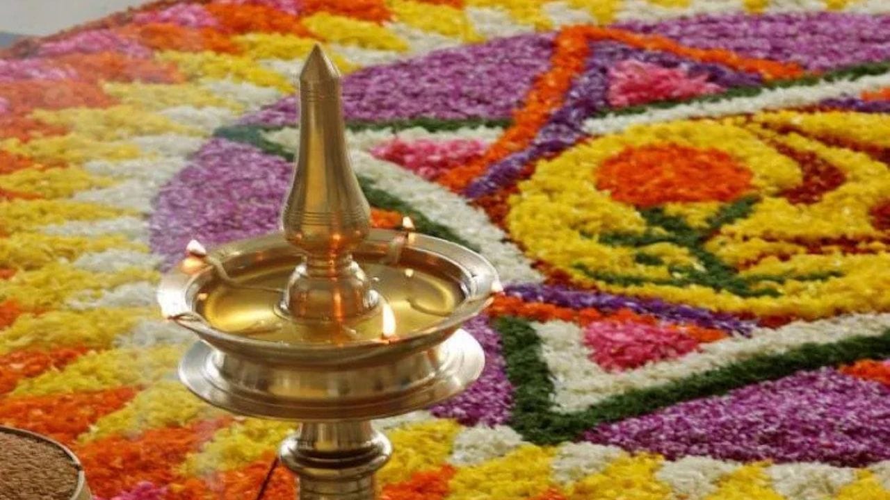 ഒരു പിടി പൂക്കൾ, ഒരു പിടി ചിരി, ഓണക്കാലം മനസ്സിൽ മധുരം നിറയുന്നു. എല്ലാവർക്കും ഐശ്വര്യവും സന്തോഷവും നിറഞ്ഞ നല്ലൊരു പൊന്നോണം ആശംസിക്കുന്നു.