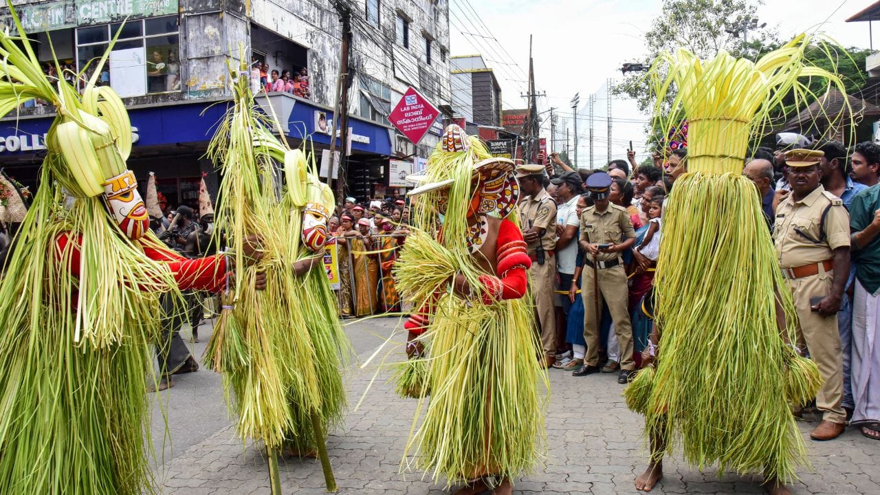 ഓണപ്പാച്ചിലിനിടെ  പഴയ ഓണക്കാലത്തേ സ്മരിക്കാം... ഏവർക്കും പൊന്നോണവെയിലിന്റെ തിളക്കമുള്ള മൂലം ദിനാശംസകൾ