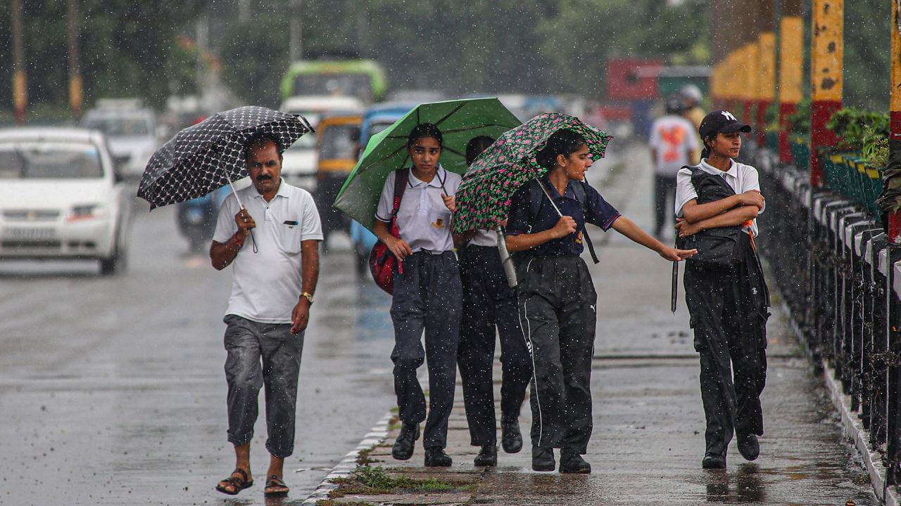 മഴയുടെ തീവ്രത അനുസരിച്ച് മുന്നറിയിപ്പുകൾക്ക് നിറങ്ങൾ നൽകുന്നു. യെല്ലോ, ഓറഞ്ച്, റെഡ് എന്നിങ്ങനെയാണ് സാധാരണയായി മുന്നറിയിപ്പുകൾ നൽകുന്നത്. ഓരോ നിറവും മഴയുടെ അപകടസാധ്യതയെ സൂചിപ്പിക്കുന്നു.
