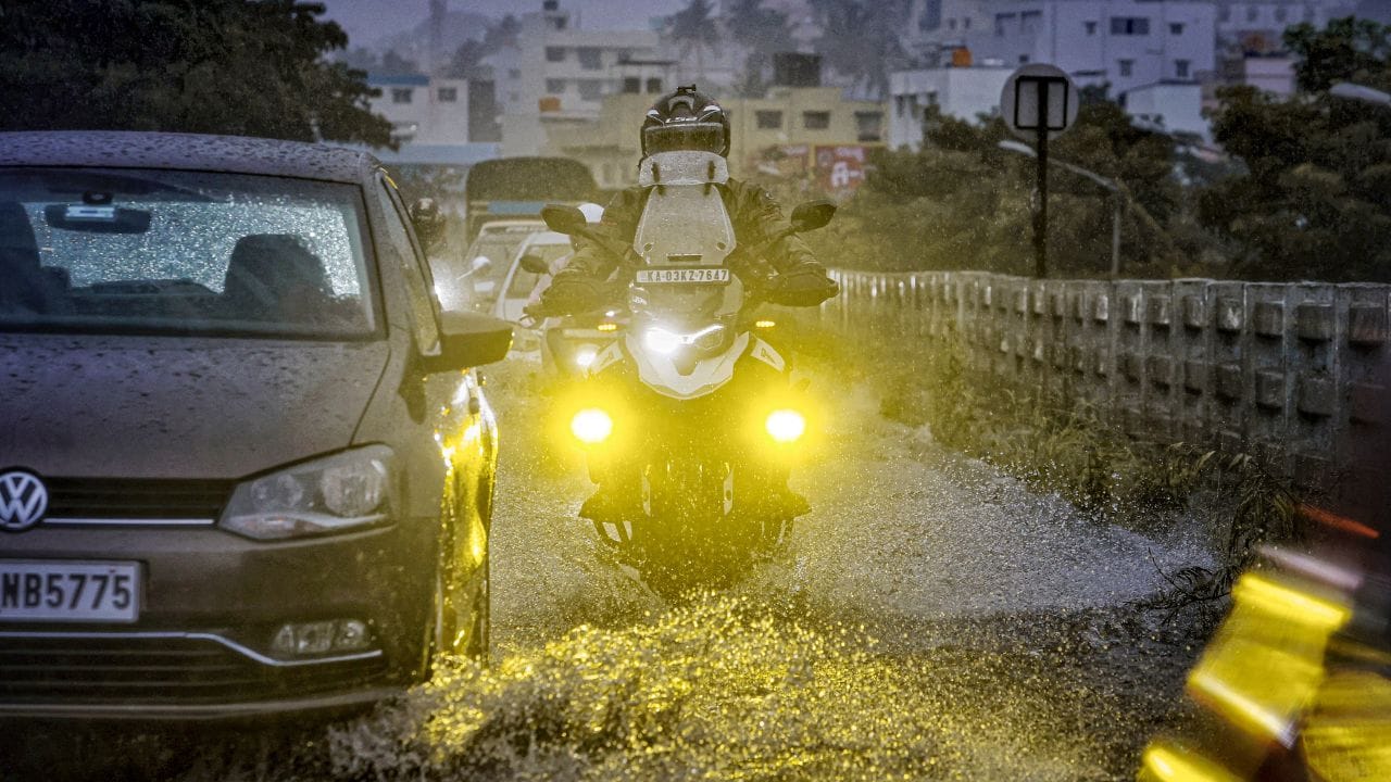 കേരളത്തിലും മാഹിയിലും മിതമായ മഴയ്ക്കും ഇടിമിന്നലിനും ആണ് സാധ്യത. കൂടാതെ സെപ്റ്റംബർ 26, 27 തീയതികളിൽ നേരിയ മഴയും പ്രതീക്ഷിക്കുന്നുണ്ട്. 
