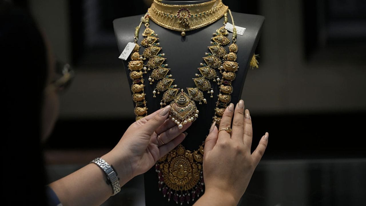 അത്യാവശ്യ ഘട്ടങ്ങളിൽ സ്വർണ്ണം വിൽക്കാതെ തന്നെ സാമ്പത്തിക ആവശ്യങ്ങൾക്കായി പണം കണ്ടെത്താനുള്ള ഒരു എളുപ്പ മാർഗമാണ് ഗോൾഡ് ലോൺ. നിലവിലെ സ്വർണ്ണവിലയനുസരിച്ചാണ് ലോൺ തുക നിർണ്ണയിക്കപ്പെടുന്നത്.