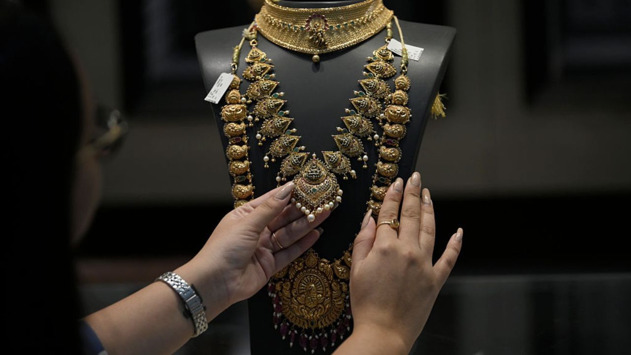 അത്യാവശ്യ ഘട്ടങ്ങളിൽ സ്വർണ്ണം വിൽക്കാതെ തന്നെ സാമ്പത്തിക ആവശ്യങ്ങൾക്കായി പണം കണ്ടെത്താനുള്ള ഒരു എളുപ്പ മാർഗമാണ് ഗോൾഡ് ലോൺ. നിലവിലെ സ്വർണ്ണവിലയനുസരിച്ചാണ് ലോൺ തുക നിർണ്ണയിക്കപ്പെടുന്നത്.