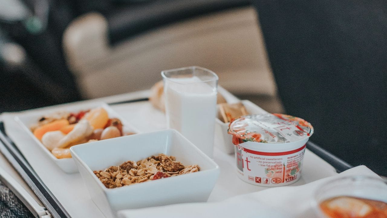 കൂടാതെ, വിമാനത്തിൽ വിളമ്പുന്ന ഭക്ഷണത്തിൽ ഉപ്പിൻ്റെ അളവ് കൂടുതലായിരിക്കും. ഇത് നിർജലീകരണത്തിന് കാരണമാവുകയും രുചി വീണ്ടും കുറയ്ക്കുകയും ചെയ്യും. സുരക്ഷാ മാനദണ്ഡങ്ങൾ അനുസരിച്ച്, വിമാനത്തിൽ ഭക്ഷണം പാചകം ചെയ്യാൻ സാധിക്കാത്തതുകൊണ്ട്, ഇവയെല്ലാം മുൻകൂട്ടി പാകം ചെയ്ത്, റീഹീറ്റ് ചെയ്താണ് നൽകുന്നത്. ഇത് ഭക്ഷണത്തിലെ പോഷകങ്ങളും സ്വാഭാവിക രുചിയും നഷ്ടപ്പെടുത്തും.