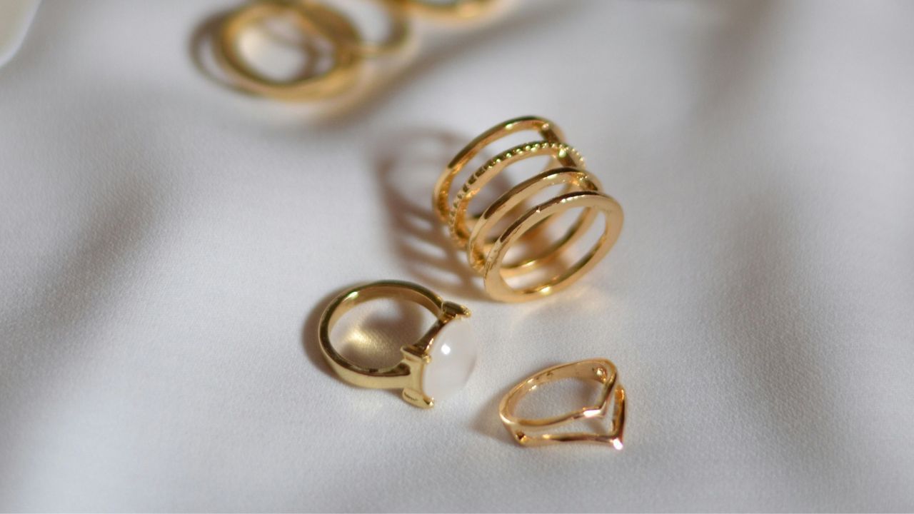 വീട്ടിലെ ഓരോ വ്യക്തിയുടെയും കൈവശമുള്ള സ്വർണ്ണത്തിന്റെ അളവ് രേഖപ്പെടുത്തുക. 500 ഗ്രാം വരെ സ്വർണം ഒരു വിവാഹിതയായ സ്ത്രീക്ക് സൂക്ഷിക്കാം. വിവാഹിതനല്ലാത്ത സ്ത്രീക്ക് 250 ഗ്രാമും പുരുഷന് 100 ഗ്രാമും സൂക്ഷിക്കാം. ഇതിൽ കൂടുതലുള്ള സ്വർണത്തിന് ഉറവിടം തെളിയിക്കേണ്ടിവരും.