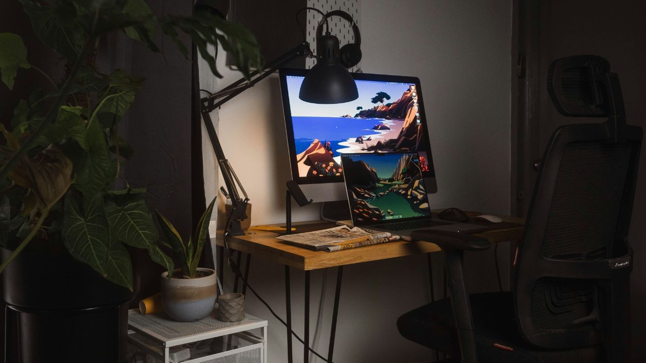 ഓരോ മണിക്കൂറിലും എഴുന്നേറ്റ് നടക്കുകയോ സ്ട്രെച്ച് ചെയ്യുകയോ ചെയ്യുക. ഇടവേളകളിൽ മൊബൈൽ ഫോണിൽ നിന്ന് വിട്ടുനിൽക്കുകയും കണ്ണിന് വിശ്രമം നൽകുകയും ചെയ്യുന്നത് ജോലി സമ്മർദ്ദം കുറയ്ക്കാൻ അത്യാവശ്യമാണ്.