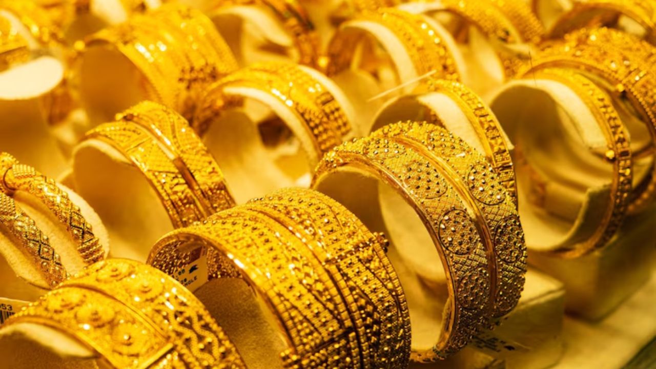 Gold : സ്വർണത്തിന്റെ നിറം കളയാൻ വെളിച്ചെണ്ണയ്ക്കും വിയർപ്പിനും കഴിയുമോ?