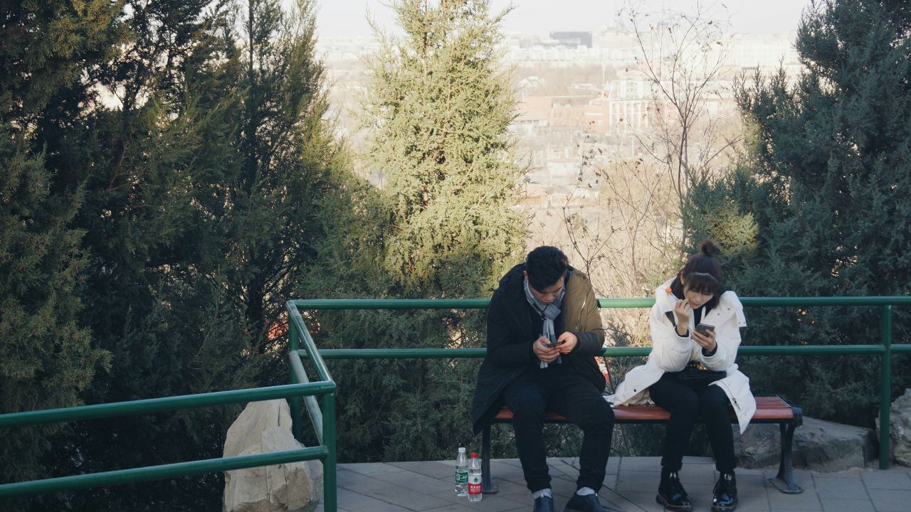 സ്ക്രീൻ സമയം പരിമിതപ്പെടുത്തുക, ശാരീരിക പ്രവർത്തനങ്ങൾ പ്രോത്സാഹിപ്പിക്കുക, നേരിട്ടുള്ള സാമൂഹിക ഇടപെടലുകൾക്ക് പ്രാധാന്യം നൽകുക എന്നിവയാണ് ഈ പ്രശ്നങ്ങൾ ഒഴിവാക്കാനുള്ള പ്രധാന വഴികൾ.