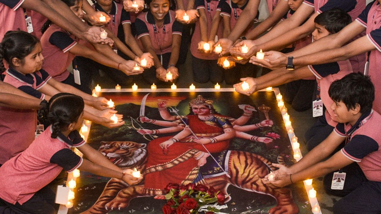 ചില കലണ്ടറുകളിൽ 29 ന് പൂജ വയ്ക്കും എന്നും കാണുന്നു. അങ്ങനെ വന്നാൽ സെപ്റ്റംബർ 27ന് തുടങ്ങുന്ന അവധി വാരം ഒക്ടോബർ അഞ്ചിനെ അവസാനിക്കൂ എന്ന് അർത്ഥം. ഓണാവധിക്ക് സമാനമായ ഈ ദിവസങ്ങൾക്കായി കാത്തിരിക്കുകയാണ് ഓരോ വിദ്യാർത്ഥിയും.