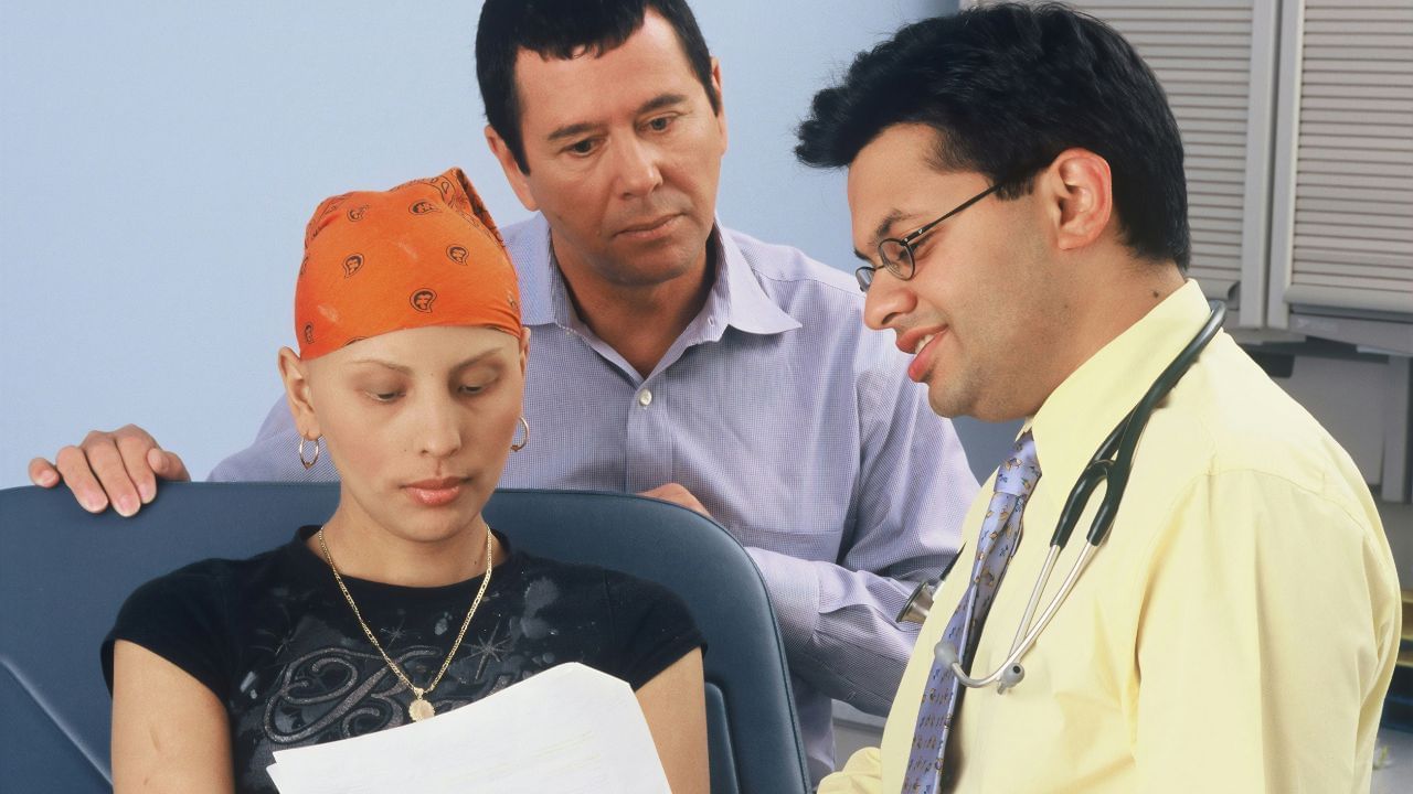 E - Empathy (സഹാനുഭൂതി): രോഗിയുടെ വിഷമത്തെ മനസ്സിലാക്കി, "നിങ്ങൾക്ക് ഇത് കേട്ട് വിഷമമുണ്ടായെന്ന് എനിക്ക് മനസ്സിലാകുന്നു," പോലുള്ള വാക്കുകളിലൂടെ അവരെ ആശ്വസിപ്പിക്കുക.