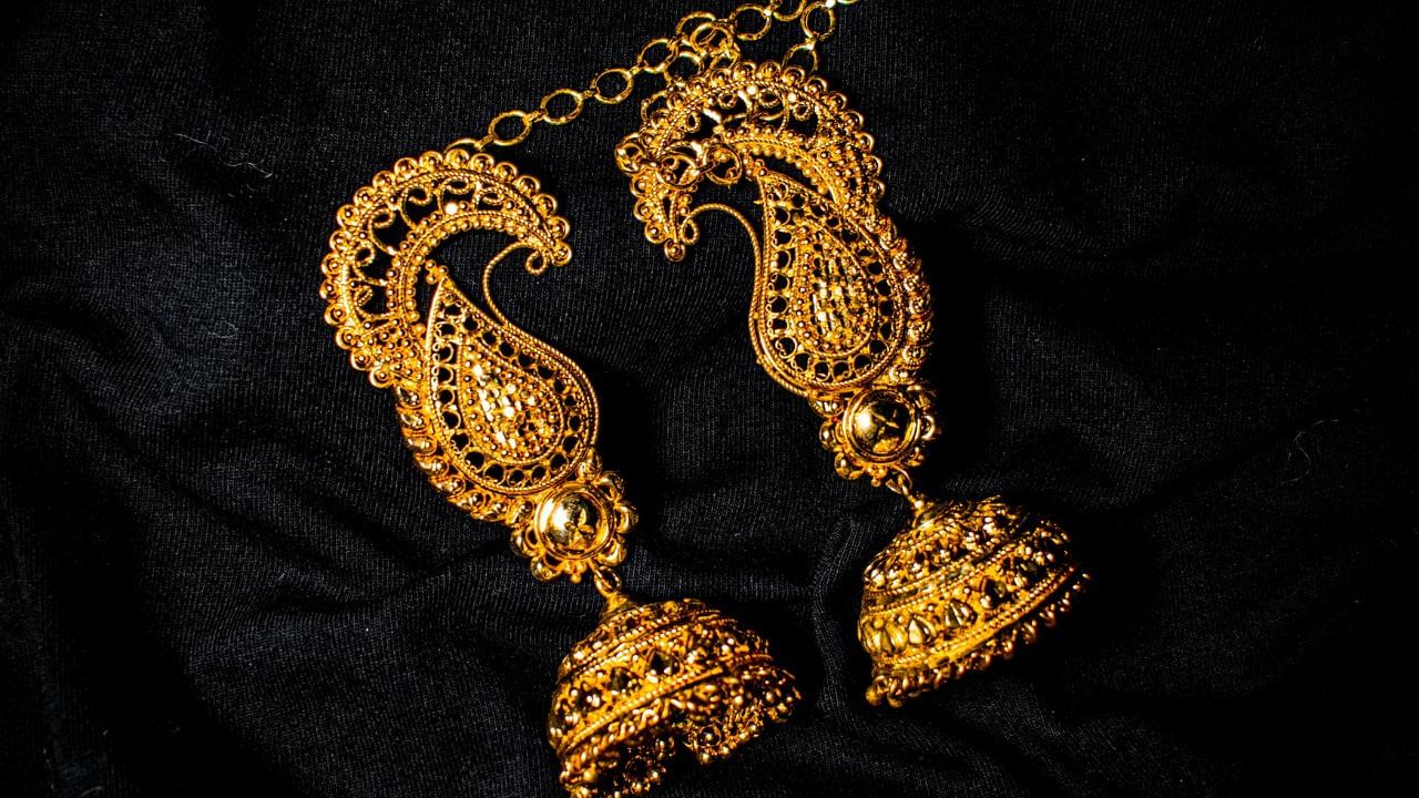 ഇത്രയധികം സ്വർണം ധരിക്കുമ്പോൾ സുരക്ഷ ഉറപ്പാക്കണം. വിവാഹ വേദിയിൽ സുരക്ഷാ ജീവനക്കാരെ ഏർപ്പെടുത്തുക, വിവാഹത്തിന് ശേഷം സ്വർണം ബാങ്ക് ലോക്കറിൽ സൂക്ഷിക്കുക.